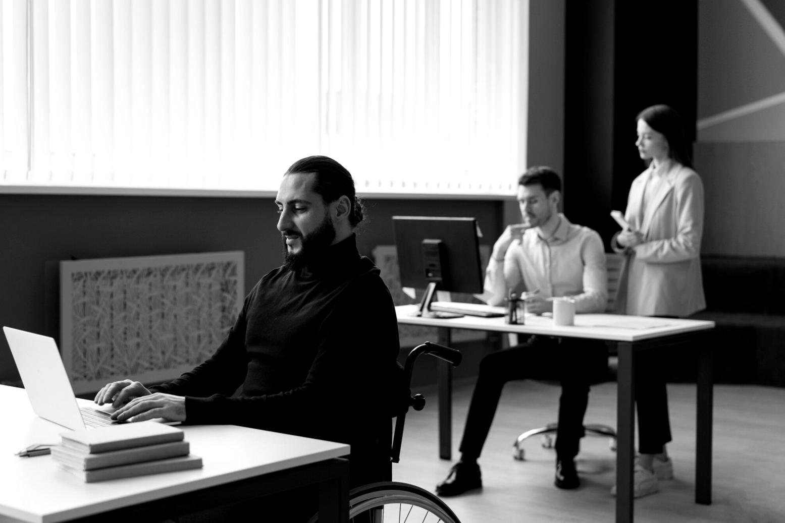 Various webinar formats showing live interaction, group discussions and collaborative learning environments